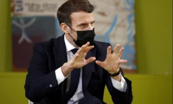 Emmanuel Macron rencontre des étudiants à la Maison des Etudiants de l'université Paris Saclay à Saclay dans l'Essonne, le 21 janvier 2021