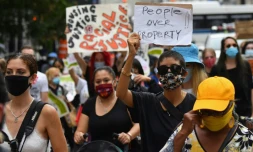 Des manifestants sont réunis à New York le 1er septembre 2020 pour dénoncer la politique d'expulsion des appartements