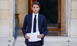 Le Premier ministre Gabriel Attal sur le parvis de Matignon à Paris le le 7 juillet 2024 avant son discours au soir du second tour des élections législatives