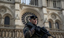 Un soldat du dispositif de surveillance "Sentinelle" devant Notre Dame de Paris, le 30 décembre 2015