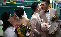 Les premiers couples homosexuels officiellement mariés s'embrassent, à Taipei, le 24 mai 2019