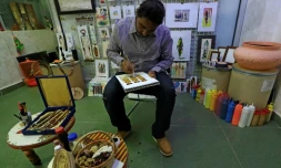 L'artiste soudanais Mouataz al-Fateh peint avec des couleurs issues de produits naturels dans sa galerie Ă Khartoum, le 15 avril 2022