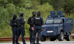 Des policiers à l'entrée du village de Banjska, le 25 septembre 2023 au Kosovo