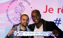 Le basketteur français Tony Parker (g), et le judoka français Teddy Riner posent ensemble à Paris le 25 septembre 2015 pour le lancement de la candidature de la ville aux jeux Olympiques 2024