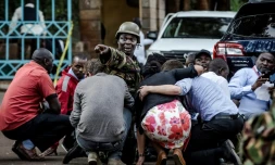 Des militaires protégent des civils, le 15 janvier 2019, près d'un complexe hôtelier de Nairobi, attaqué par des jihadistes.