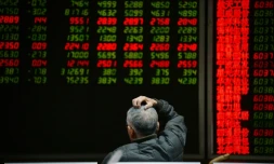 Un investisseur regarde des écrans de cotations dans une maison de titres à Pékin, le 14 janvier 2016