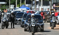 Un convoi de la police fédérale brésilienne transporte l'ex-président Jair Bolsonaro vers l'hôpital DF Star où il doit être opéré, le 24 décembre 2025 à Brasilia