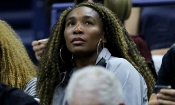 L'Américaine Venus Williams assiste au quart de finale opposant sa soeur Serena à la Chinoise Quiang Wang, le 3 septembre 2019 à l'US Open à New York