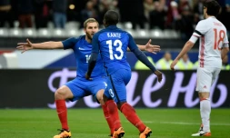 Ngolo Kanté et André-Pierre Gignac célèbrent l'ouverture du score par Kante lors du match France - Russie, le 29 mars 2016 au Stade de France