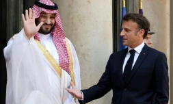 Le président français Emmanuel Macron accueille le prince héritier saoudien Mohammed ben Salman pour des entretiens au palais de l'Elysée à Paris, le 16 juin 2023
