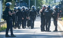 Des gendarmes bloquent une route à Mont Dore, commune de la banlieue sud de Nouméa, le 19 septembre 2024 en  Nouvelle-Calédonie