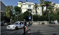 Un véhicule de police devant l'ambassade de France à Athènes, le 4 novembre 2010