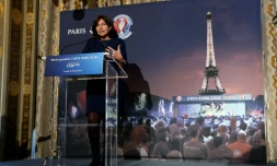La maire de Paris Anne Hidalgo s'exprime devant les médias, le 9 mai 2016 à Paris, au sujet de la fan-zone prévue au Champs-de-Mars, près de la Tour Eiffel