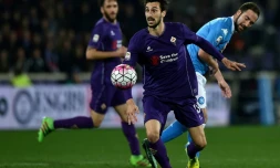 Photo prise le 29 février 2016 montrant le défenseur italien de la Fiorentina, Davide Astori (c), lors d'un match de Serie A face à Naples, à Florence
