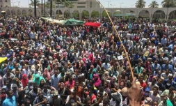 Des milliers de personnes manifestent le 6 avril 2019 près du QG de l'armée à Khartoum