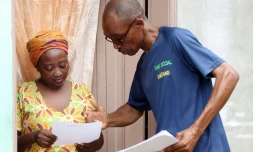 Un membre du Samu social dans un quartier pauvre de Libreville, au Gabon, le 18 décembre 2017