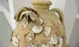 Une amphore du 4e siècle avant JC trouvée dans les eaux de Butrint, au musée national d'archéologie en Albanie à Tirana le 24 septembre 2018