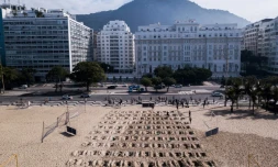 Vue aérienne des tombes symboliques creusées sur la célÚbre plage de Copacabana par l'ONG Rio de Paz, à Rio de Janeiro, le 11 juin 2020
