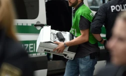 Les forces de l'ordre effectuent une perquisition dans un appartement d'un immeuble de plusieurs étages au nord du centre-ville de Munich, le 23 juillet 2016