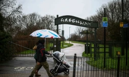 Des piétons avec une poussette passent devant le carrefour de Greenway et de High Street South à East Ham, dans l'est de Londres, le 13 janvier 2026, où le bébé Elsa a été retrouvé en janvier 2024