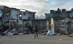 Un homme regarde les dégâts à Honiara le 27 novembre 2021