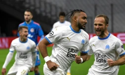 L'attaquant français Dimitri Payet, célèbre son but sur pénalty à côté de l'attaquant Valère Germain, lors du match de Ligue des Champions contre l'Olympiakos, le 1er décembre 2020 au stade Vélodrome