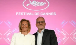 Le délégué général du festival, Thierry Fremaux (droite), et la présidente du festival, Iris Knobloch, posent lors d'une conférence de presse pour annoncer la sélection officielle de la 78e édition du Festival de Cannes, au cinéma UGC Montparnasse à Paris, le 10 avril 2025