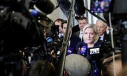 Marine Le Pen, présidente du groupe des députés du Rassemblement national, répond aux questions de journalistes à l'Assemblée nationale à Paris, le 2 décembre 2024