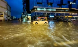 Un taxi traverse une rue inondée aprÚs des fortes pluies à Dubaï, le 17 avril 2024
