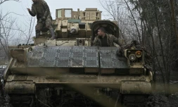 Des soldats ukrainiens à bord d'un véhicule de combat Bradley prÚs d'Avdiïvka, dans la région de Donetsk, le 11 février 2024