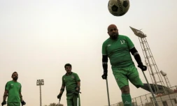 Ces hommes, qui ont perdu un bras ou une jambe dans la guerre et les violences ayant ensanglanté l'Irak, font partie aujourd'hui d'une équipe de football pour amputés, Bagdad le 10 mai 2022