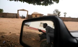 Un homme consulte son téléphone, à Kankara, dans le Nord-Ouest du Nigeria, le 16 décembre 2020