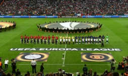 Les équipes de Manchester United et l'Ajax Amsterdam observent une minute de silence à la Friends Arena à Solna, près de Stockholm, le 24 mai 2017