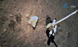 Image, diffusée le 2 décembre 2020 par l'Agence spatiale chinoise via CNS, de la sonde Chang'e 5 prélevant des échantillons du sol lunaire