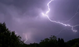 Météo-France a placé mardi le Gard et l'Hérault en vigilance absolue, en raison d'"orages stationnaires" et de volumes de précipitations exceptionnels, tandis que 25 départements du Centre-Est et du Nord-Est restent en vigilance orange aux orages mardi soir