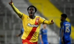 Le jeune attaquant lensois Arnaud Kalimuendo célèbre son but, le premier du RC Lens, contre Reims au Stade Bollaert, le 1er octobre 2021 