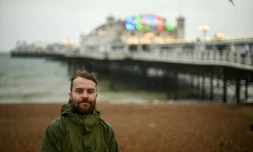 Stuart Davies, membre de Surfers Against Sewage (SAS), près de la jetée de Brighton où déborde un égout, le 6 décembre 2021 au Royaume-Uni