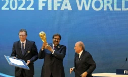 Le Qatar de l'Emir Hamad bin Khalifa al-Thani, aux côtés de Sepp Blatter et de Jérôme Valcke, hérite du Mondial-2022, après un vote de la Fifa, le 2 décembre 2010 à Zurich 