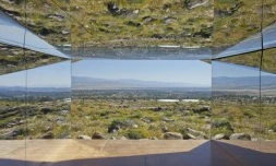 "Mirage", de Doug Aitken, une maison faite de miroirs, pièce maîtresse de l'exposition "Desert X" dans la vallée de Coachella, au sud de la Californie, photographiée le 16 mars 2017