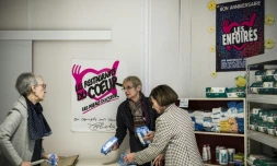 Des bénévoles des Restos du coeur à l'oeuvre, le 27 novembre 2018 à Paris