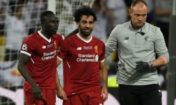 L'attaquant de Liverpool Mohamed Salah (c) quitte le terrain blessé à l'épaule, le 26 mai 2018 à Kiev