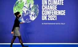 Une participante à la COP26 dans le palais des congrès de Glasgow où se déroule la conférence sur le climat, le 31 octobre 2021