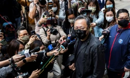 Benny Tai, professeur de droit, s'adresse aux mĂ©dias devant un commissariat de police oĂč il a Ă©tĂ© inculpĂ© pour "subversion" avec 46 autres militants pro-dĂ©mocratie, le 28 fĂ©vrier 2021 Ă Hong Kong