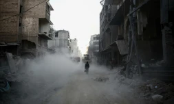 Un enfant marche à travers les décombres d'une rue de Douma, près de Damas, le 22 novembre 