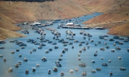 Des bateaux ancrés sur le lac Oroville pendant un épisode de grande sécheresse, le 25 mai 2021 en Californie