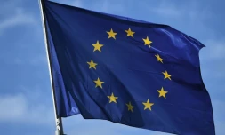 Drapeau européen flottant devant la Commission européenne à Bruxelles, Belgique, le 14 mars 2018
