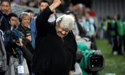 Le président Louis Nicollin en joie après avoir remporté le titre de champion de France avec Montpellier après le match contre Auxerre à l'Abbé-Deschamps, le 20 mai 2012 