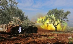 Des rebelles syriens alliés à l'armée turque tirent sur les positions des YPG dans la région d'Afrine, le 19 février 2018