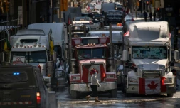 Des manifestants anti-mesures sanitaires bloquent avec leurs camions une rue d'Ottawa, au Canada, le 15 février 2022