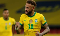 Neymar célèbre son but sur penalty avec le Brésil contre l'Equateur en qualifications au Mondial-2022, à Porto Alegre, le 4 juin 2021